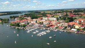 Apartamenty nad jeziorem port Mikołajki restauracje Mazury Polska